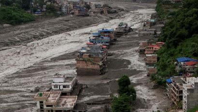 NEPAL: Zeci de morți și aproape 400 de turiști dispăruți după viiturile devastatoare