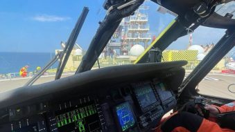 DSU: Un rănit de pe o platformă de extracţie din largul Mării Negre, evacuat cu un elicopter Black Hawk
