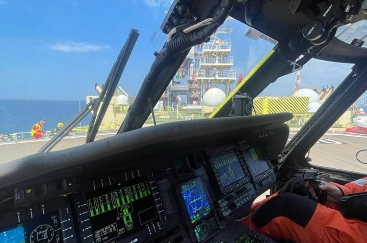 DSU: Un rănit de pe o platformă de extracţie din largul Mării Negre, evacuat cu un elicopter Black Hawk