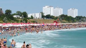 Peste 200.000 de turiști în stațiunile de la mare, în pofida reducerii voucherelor de vacanță