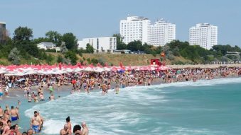 Peste 200.000 de turiști în stațiunile de la mare, în pofida reducerii voucherelor de vacanță
