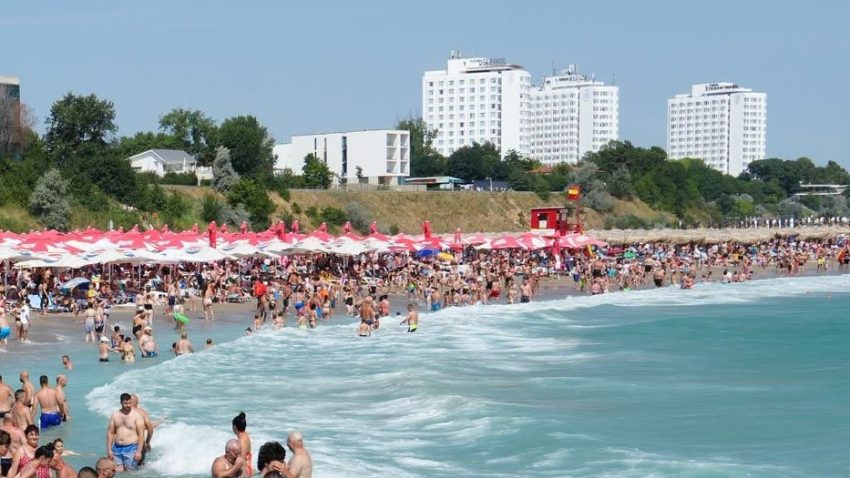 Peste 200.000 de turiști în stațiunile de la mare, în pofida reducerii voucherelor de vacanță