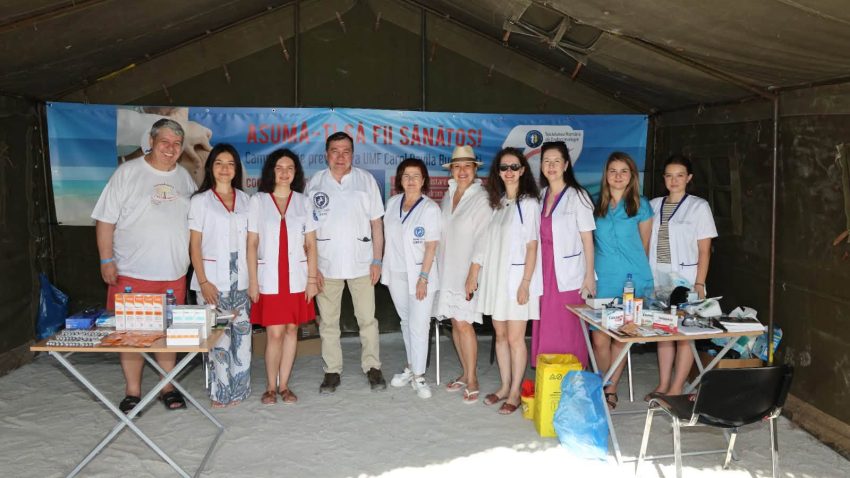 Peste 4.200 de consultații medicale oferite de medicii voluntari ai UMFCD pe litoral