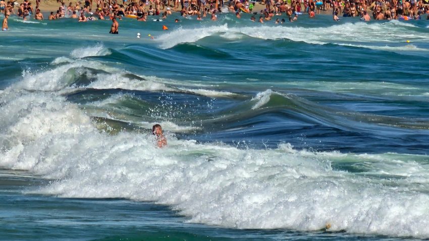 Două vieți luate de mare și alte zeci salvate duminică, în cea mai grea zi pentru salvatori de la începutul sezonului
