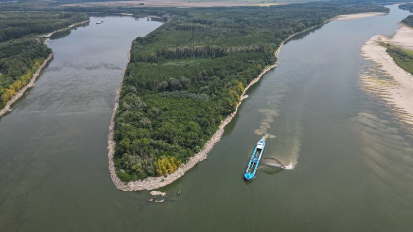 FOTO | Pregătiri pentru scufundarea barjelor cu piatră și devierea apei Dunării spre Centrala de la Cernavodă