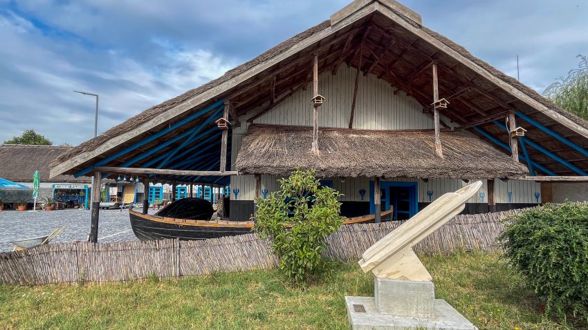 DeltArt Camp 2026: Blocurile de piatră devin opere de artă la Muzeul Satului Pescăresc din Tulcea