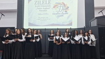 Corul „Piatra Credinței” din Năvodari cântă pe plajă alături de soprana Felicia Filip în cadrul proiectului Cantus Mundi
