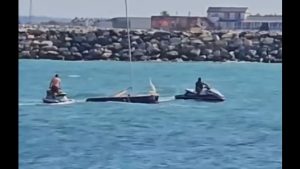 Velier cu 5 persoane la bord, răsturnat în apele mării la Saturn