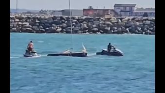 Velier cu 5 persoane la bord, răsturnat în apele mării la Saturn