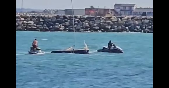 Velier cu 5 persoane la bord, răsturnat în apele mării la Saturn