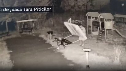 VIDEO | CONSTANȚA: Au vandalizat „Țara Piticilor” de pe strada Cumpenei, dar au fost prinși cu ajutorul sistemului video de supraveghere