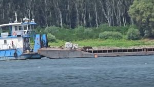 Apele Române: A început operațiunea de scufundare a ultimelor două barje