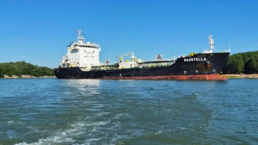 TULCEA: Trafic maritim blocat temporar pe Canalul Sulina, după ce nava BAUSTELLA a eșuat