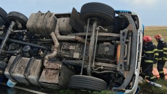 Trafic blocat pe DN 22, în județul Constanța, după răsturnarea unui TIR. Șoferul autotrenului a rămas încarcerat
