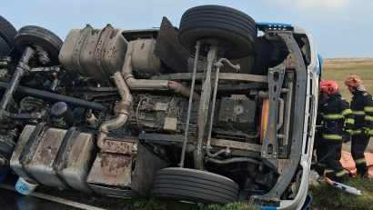 UPDATE: Trafic blocat pe DN 22, după răsturnarea unui TIR. Șoferul autotrenului a rămas încarcerat