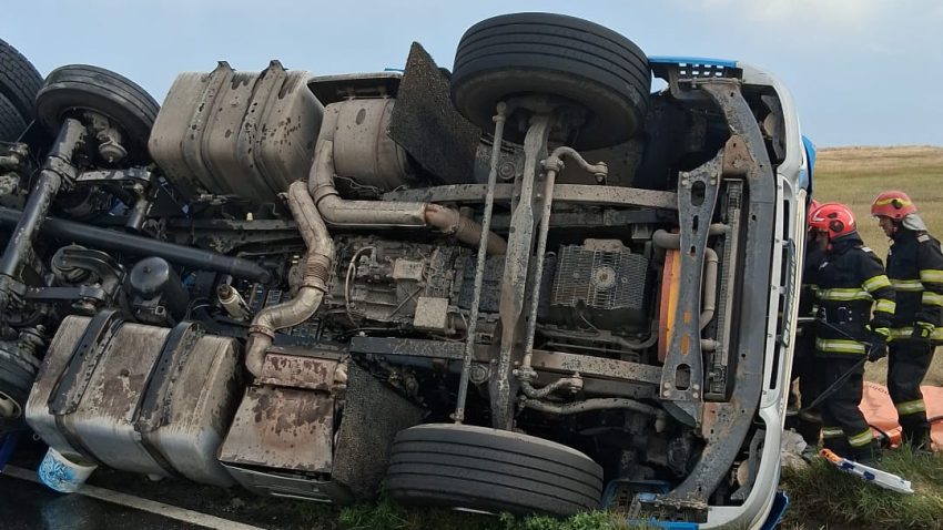 Trafic blocat pe DN 22, în județul Constanța, după răsturnarea unui TIR. Șoferul autotrenului a rămas încarcerat
