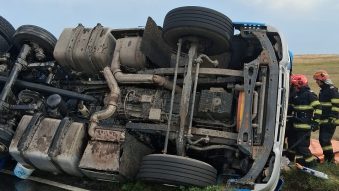 HÂRȘOVA: Accident rutier la ieșire din oraș – un autotren s-a răsturnat