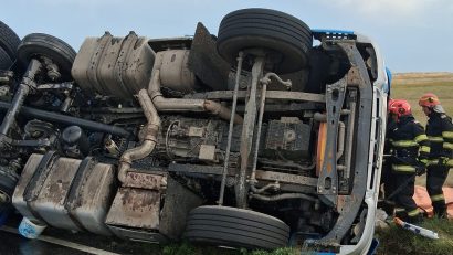 UPDATE: Trafic blocat pe DN 22, după răsturnarea unui TIR. Șoferul autotrenului a rămas încarcerat