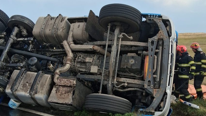 HÂRȘOVA: Accident rutier la ieșire din oraș – un autotren s-a răsturnat
