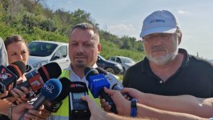 AUDIO | Intervenții pe Dunăre: Scufundarea barjelor cu piatră, amânată pentru joi