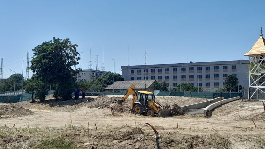 FOTO | CONSTANȚA: Au fost reluate lucrările la parcul de pe locul fostelor galerii Soveja