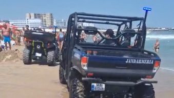 VIDEO | Jandarmii constănțeni, în sprijinul salvamarilor din Eforie, pentru a-i convinge pe turiști să stea departe de marea agitată