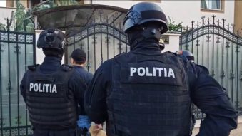 CONSTANȚA: Trei persoane, printre care și o femeie, reținute pentru proxenetism în formă continuată