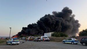UPDATE | Mesaj RO-ALERT, după ce un incendiu a cuprins centrul de colectare mase plastice aflat la ieșirea din Lumina spre Năvodari