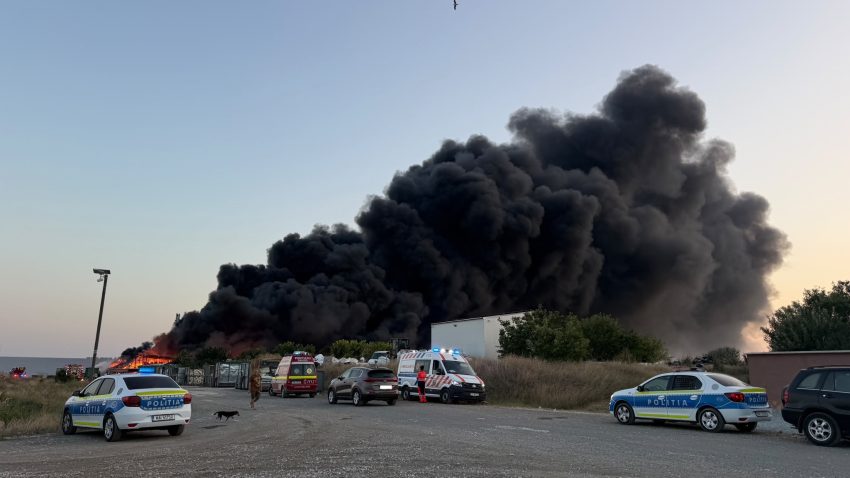 UPDATE | Mesaj RO-ALERT, după ce un incendiu a cuprins centrul de colectare mase plastice aflat la ieșirea din Lumina spre Năvodari