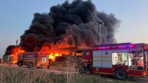 UPDATE | Incendiul din zona industrială a comunei Lumina, lichidat după 12 ore de luptă cu flăcările
