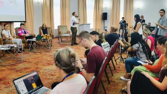 AUDIO | „Scena Deschisă”: Dezbateri pe tema accesului real al persoanelor cu dizabilități la cultură, organizate în cadrul SEAS