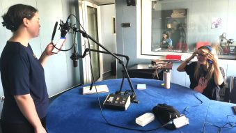 AUDIO | Vocea celor 25 de tineri actori concurenți ai Galei HOP s-a auzit la Radio Constanța în cadrul atelierului de actorie la microfon susținut de regizoarea Ilinca Stihi