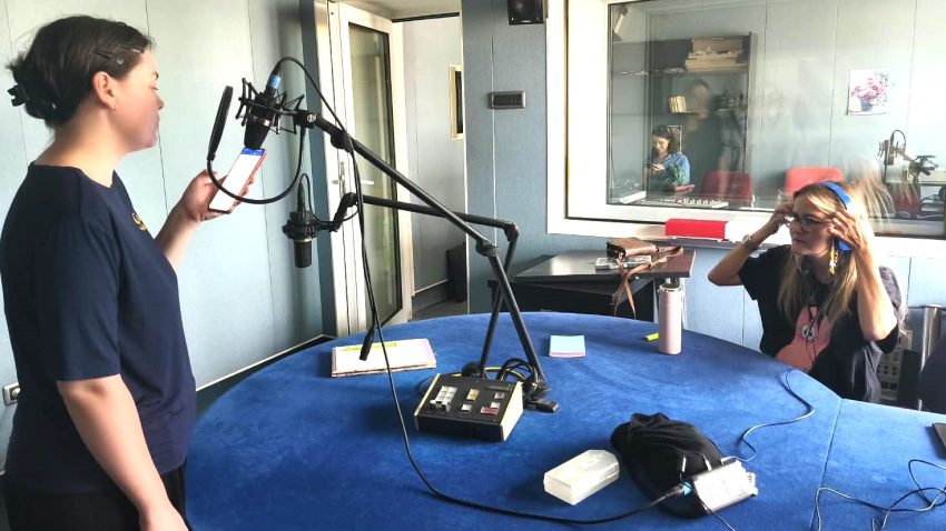 AUDIO | Vocea celor 25 de tineri actori concurenți ai Galei HOP s-a auzit la Radio Constanța în cadrul atelierului de actorie la microfon susținut de regizoarea Ilinca Stihi