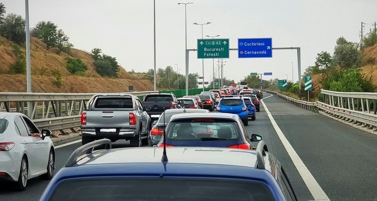 Tamponare cu 6 mașini implicate pe autostrada A2, spre București. Se circulă în coloană, pe banda de urgență