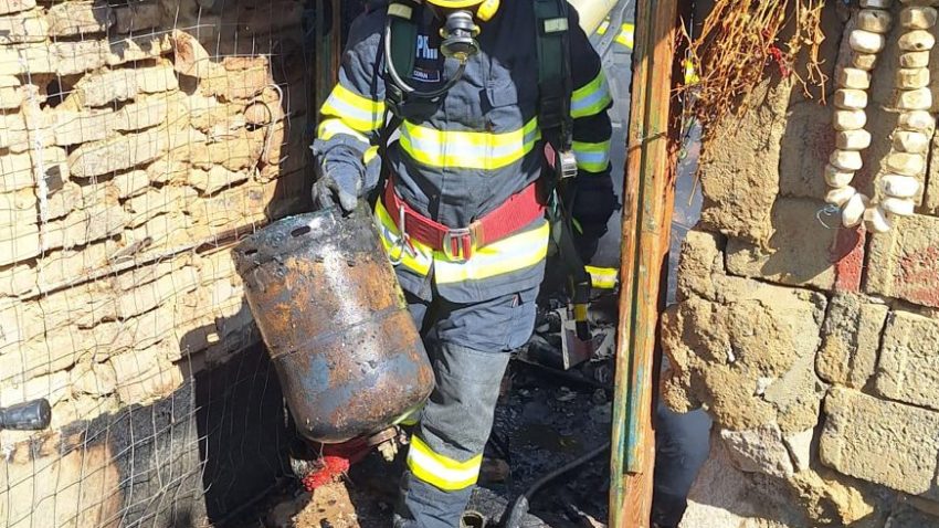 Explozie de butelie urmată de incendiu la o casă din Siliștea. O femeie rănită, transportată la spital