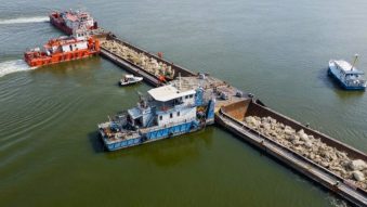 Operațiunea de scufundare controlată a barjelor în Dunăre a fost finalizată cu succes, anunță Apele Române