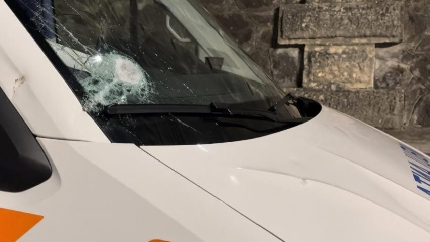 VIDEO | Ambulanță atacată cu bâte, topoare și pietre în județul Cluj. Agresiunea, condamnată ferm de Ministerul Sănătății și DSU