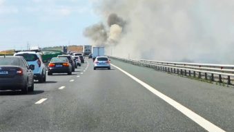 Trafic oprit pe A2 spre Constanța, din cauza unui autovehicul care a luat foc