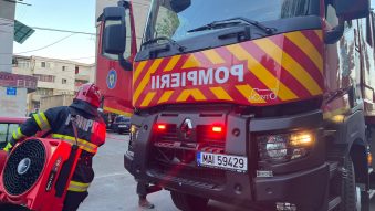NĂVODARI: Incendiu într-un apartament. 10 oameni evacuați și o vârstnică asistată medical