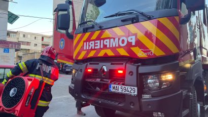 NĂVODARI: Incendiu într-un apartament. 10 oameni evacuați și o vârstnică asistată medical