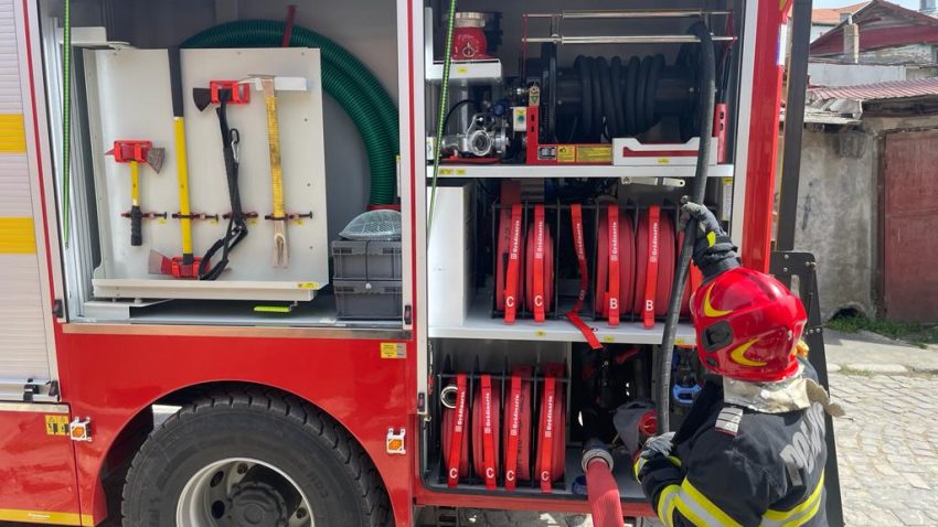 NĂVODARI: Incendiu izbucnit într-un garaj, propagat la o locuință învecinată
