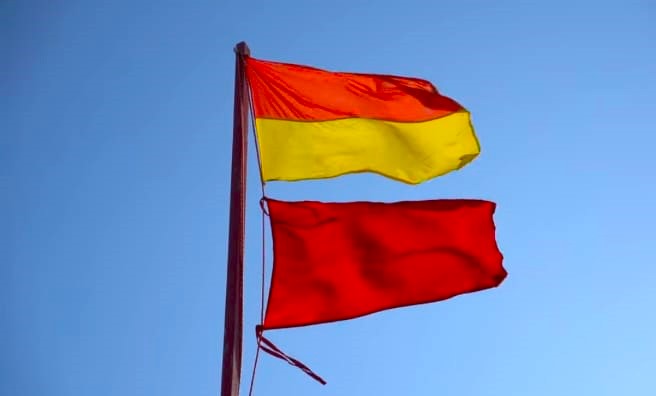 STEAG ROȘU pe plajele litoralului: Intrarea în mare este INTERZISĂ!