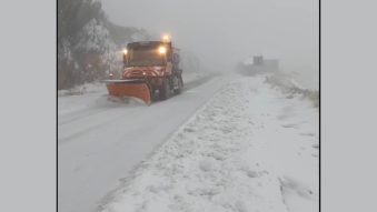 VIDEO | Ninsoare abundentă pe Transfăgărășan; drumarii au intervenit cu utilajele de deszăpezire