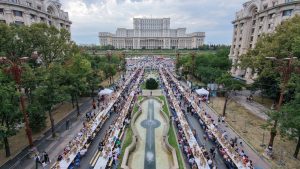 Record mondial: 20.000 de oameni la evenimentul caritabil „Masa care unește” din centrul Capitalei