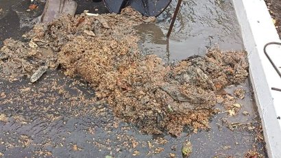 TULCEA: Șervețele, PET-uri, ambalaje de plastic și pungi, descoperite de echipa Aquaserv într-o canalizare care se înfundase