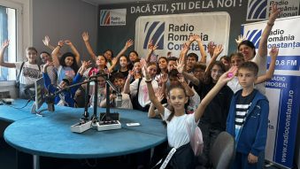 AUDIO | Curiozitate, energie și multe zâmbete: elevii de la Școala 37, în vizită la Radio Constanța