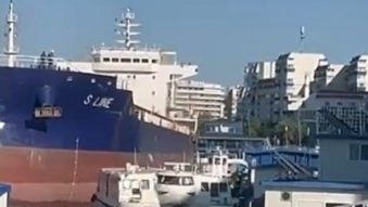 TULCEA: Nava care a lovit mai multe pontoane și ambarcațiuni a fost reținută în port de o decizie judecătoreasă