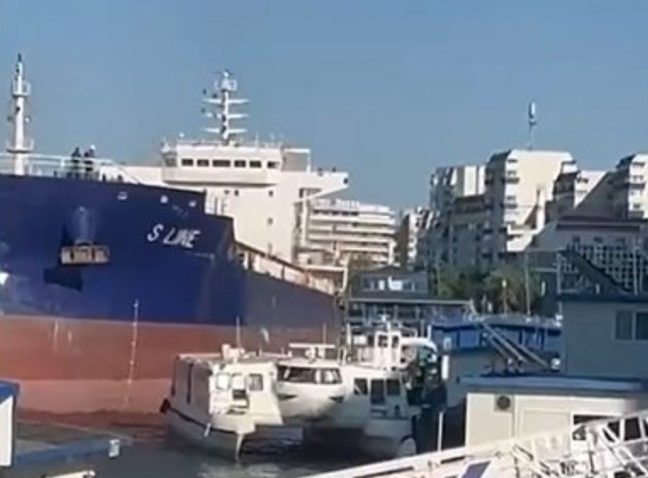 TULCEA: Nava care a lovit mai multe pontoane și ambarcațiuni a fost reținută în port de o decizie judecătoreasă