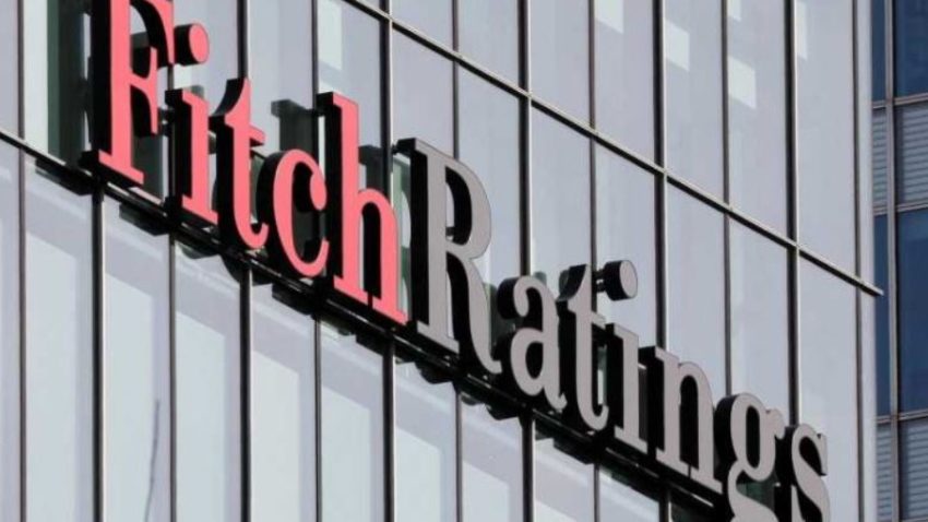Fitch Ratings: România ar putea fi retrogradată la ‘junk’ dacă se prelungește criza politică