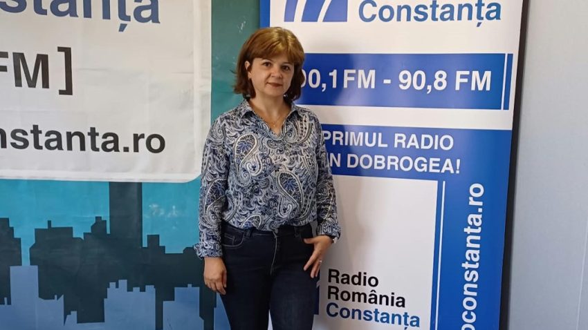 DIALOGURI LA ZI: ”Cărți și povești. Din suflet pentru suflet” – bibliotecarii nu mai așteaptă ca cititorii să le treacă pragul, ci merg ei înșiși către bunicii noștri